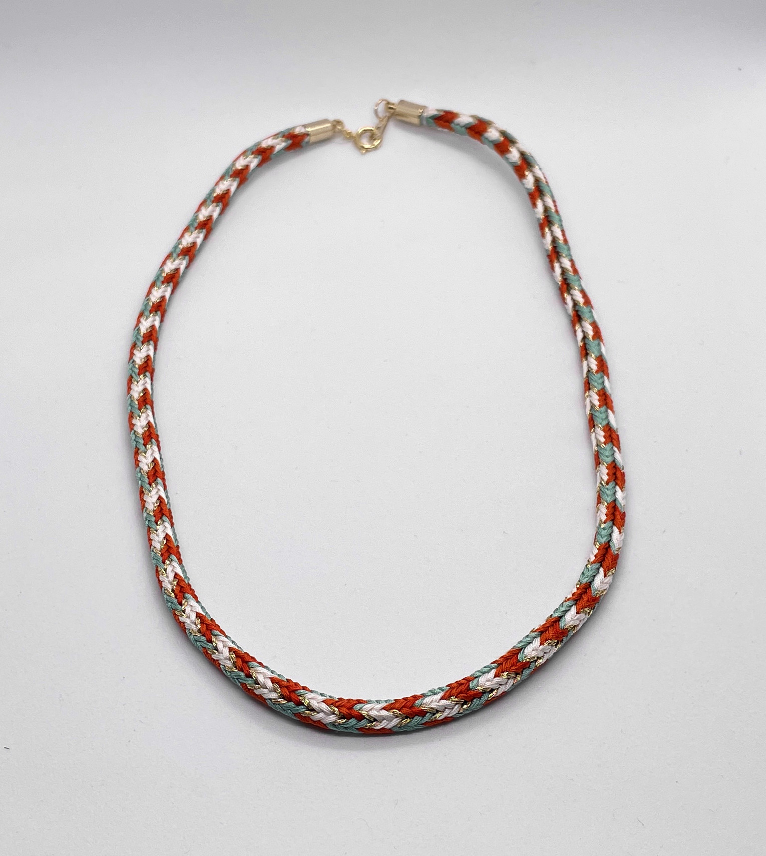 組紐 朱+青磁白+金のネックレス　46cm
