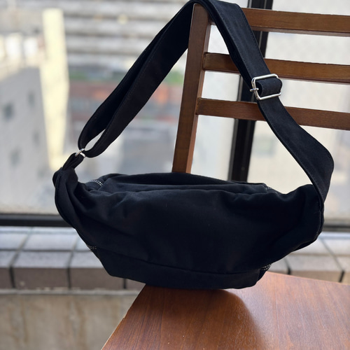 黒いキルティングボディバッグ ナイロンキルティング ボディバッグ ブラック ボディバッグ