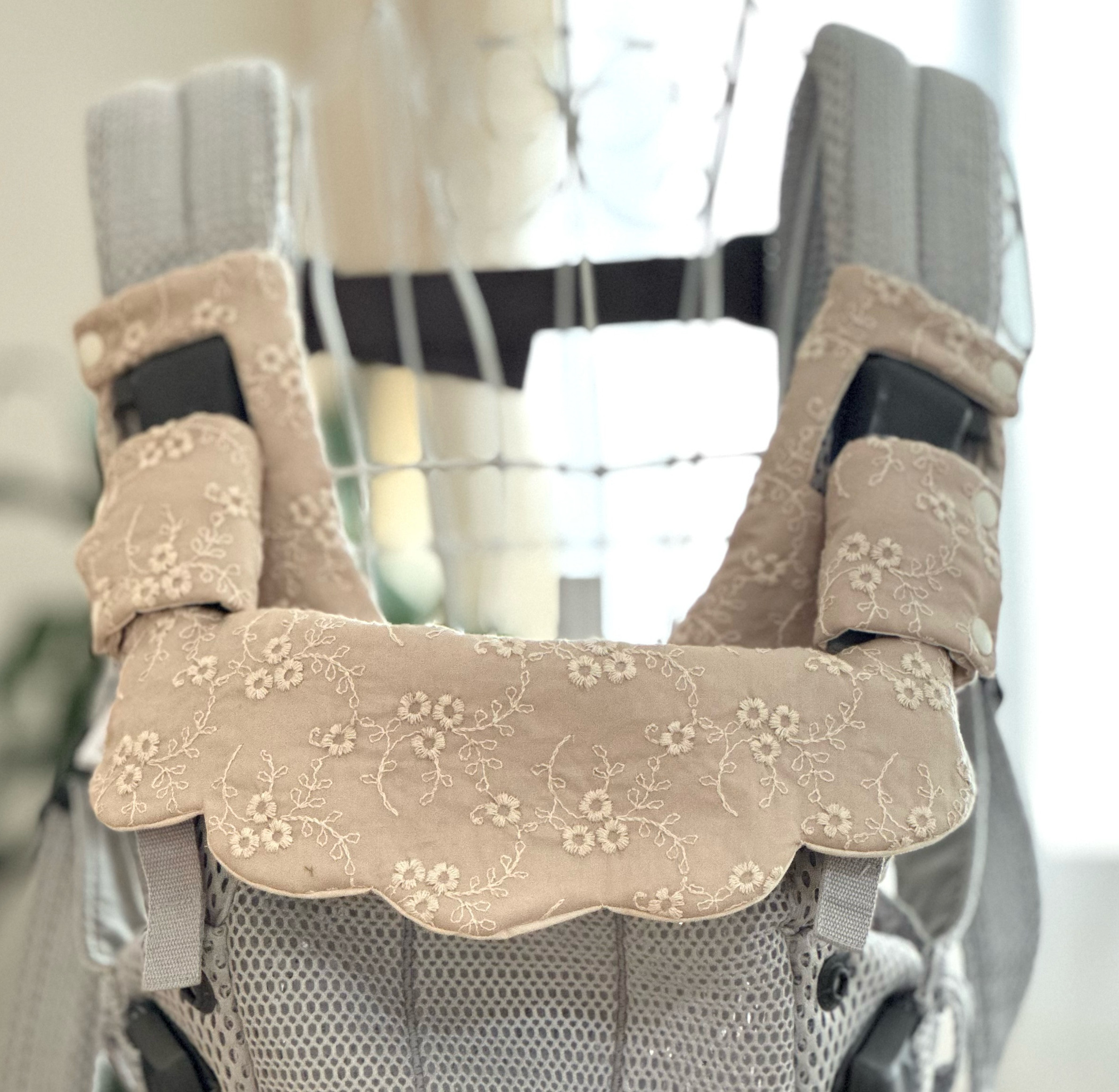 babybjorn☆ベビービョルンハーモニー☆抱っこ紐カバー　華やかなかすみ草刺繍☆ピンクベージュ　肩紐カバー付