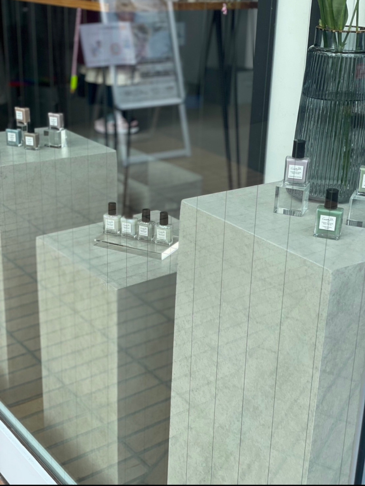 石っぽいディスプレイラック