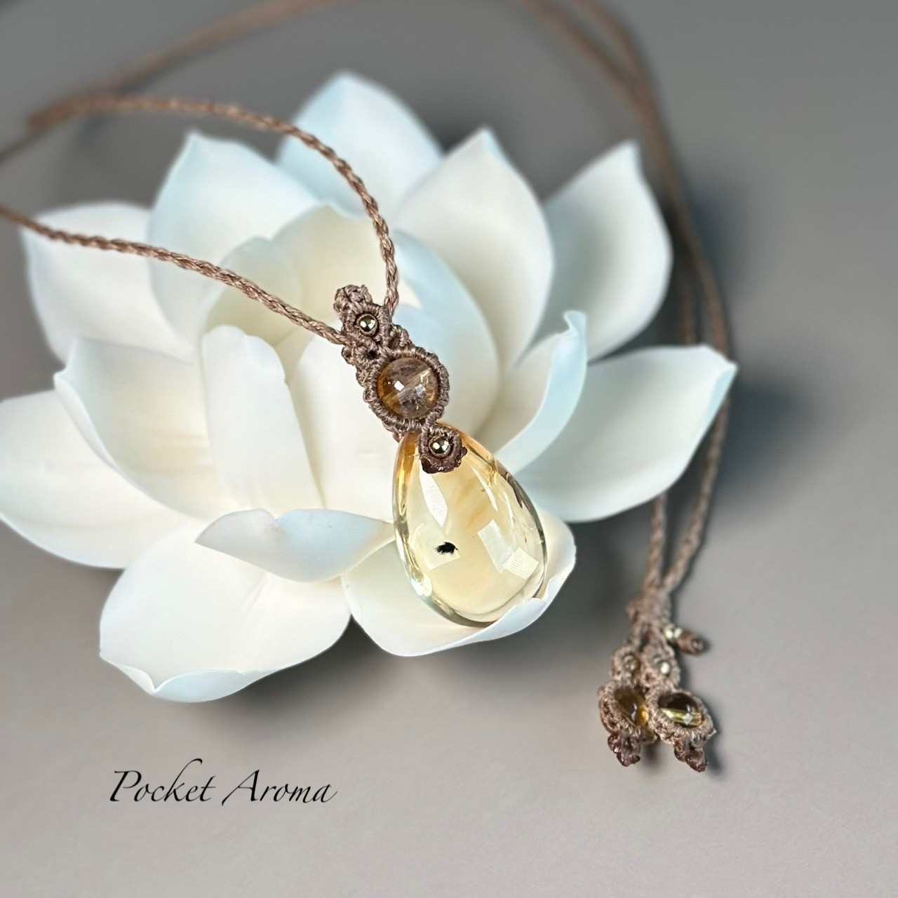 『琶煌』ロマネサイトインシトリンとハイクリアシトリンのマクラメペンダントネックレスです。