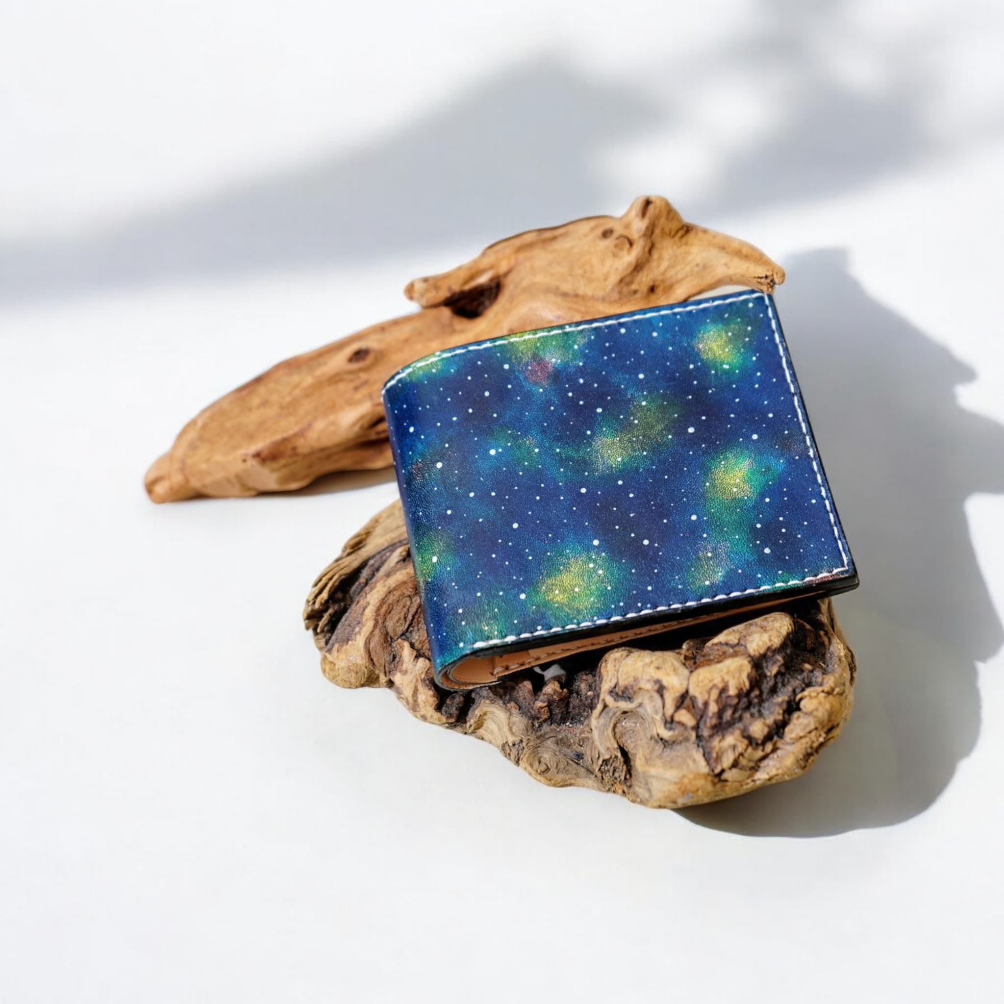 『星の銀河シリーズ』星のカケラ舞う銀河のレザーふたつ折り財布 革小物 財布 2つ折り財布 銀河 星 レザーウォレット