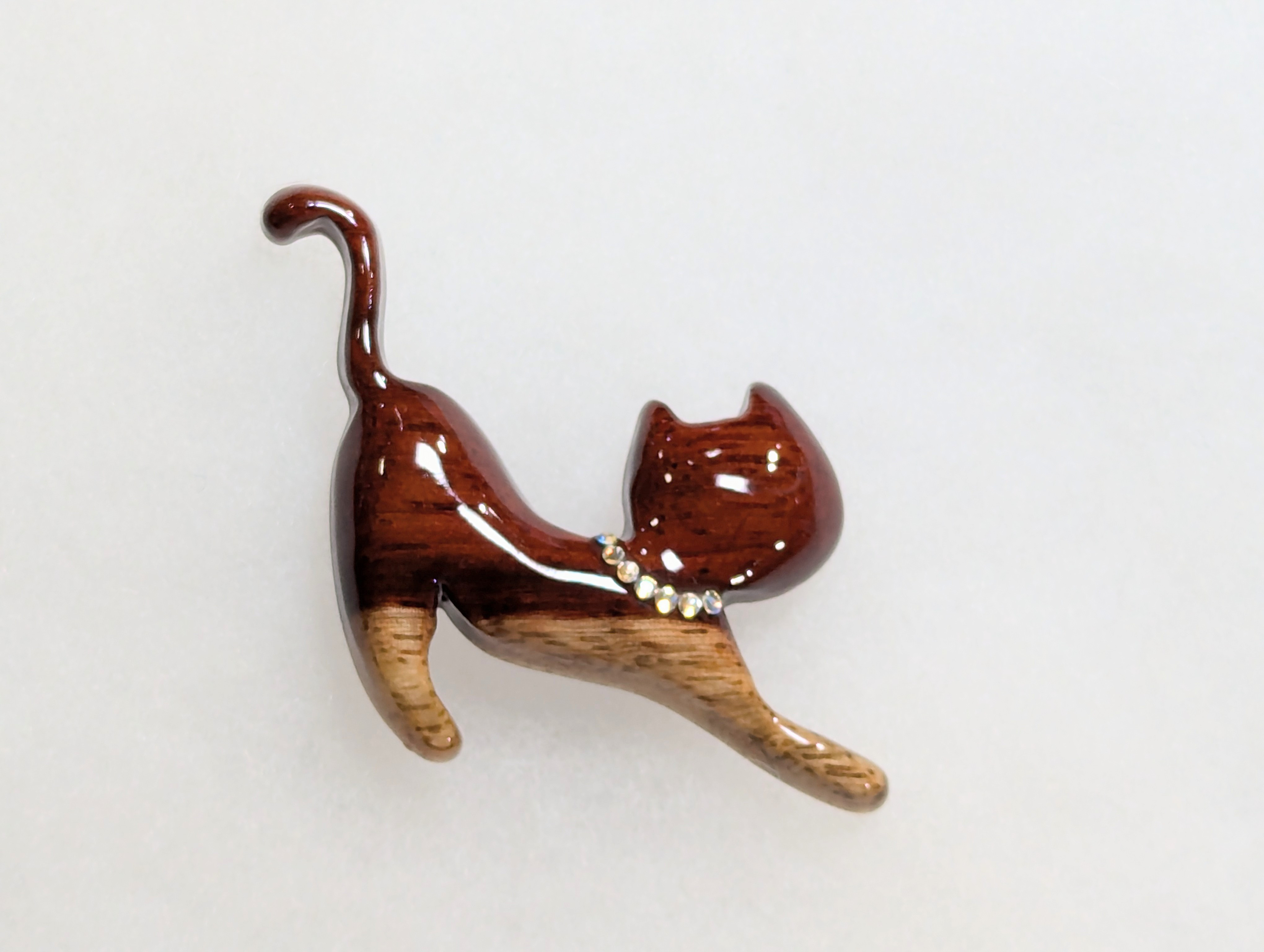 木製　ブローチ　（　猫　）