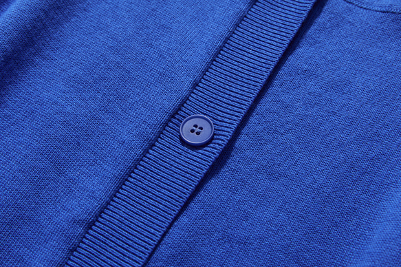 程よく存在感を引き立てるカーディガン 配色ジャガード　長袖　瑠璃色　241001-2 5枚目の画像