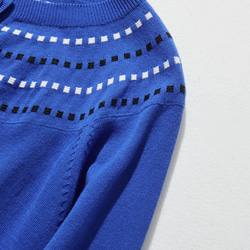 程よく存在感を引き立てるカーディガン 配色ジャガード　長袖　瑠璃色　241001-2 3枚目の画像