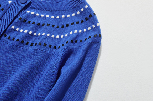 程よく存在感を引き立てるカーディガン 配色ジャガード　長袖　瑠璃色　241001-2 3枚目の画像