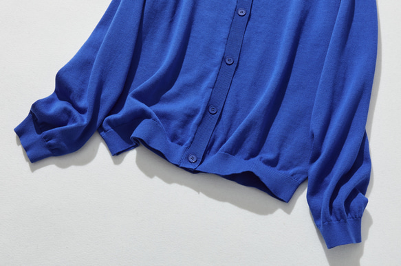 程よく存在感を引き立てるカーディガン 配色ジャガード　長袖　瑠璃色　241001-2 4枚目の画像