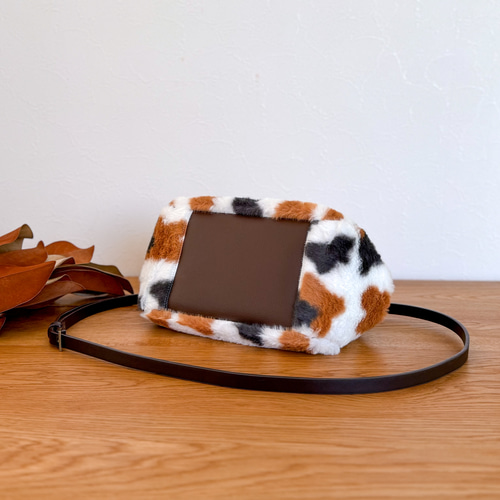 秋冬限定】ボアがま口ショルダーバッグ：三毛柄（ふわもこ