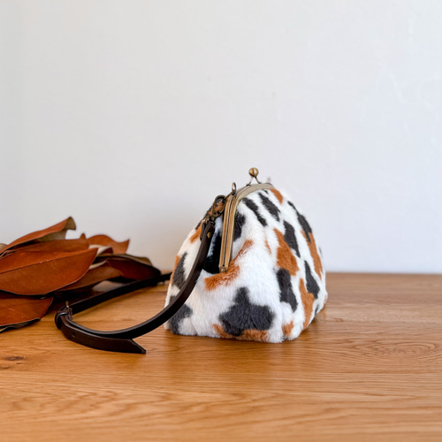 秋冬限定】ボアがま口ショルダーバッグ：三毛柄（ふわもこ