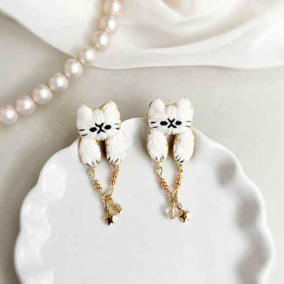 星をつかまえる猫の刺繍ピアス／イヤリング イヤリング