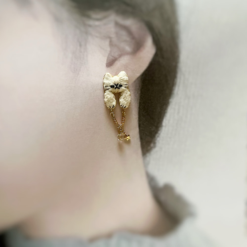 星をつかまえる猫の刺繍ピアス／イヤリング イヤリング