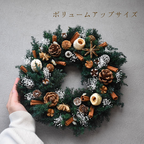 特集掲載】冬の木の実とシナモンに癒されて クリスマスリース Creema
