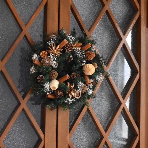 WINTER木の実のリース 特集掲載】冬の木の実とシナモンに癒されて クリスマスリース Creema