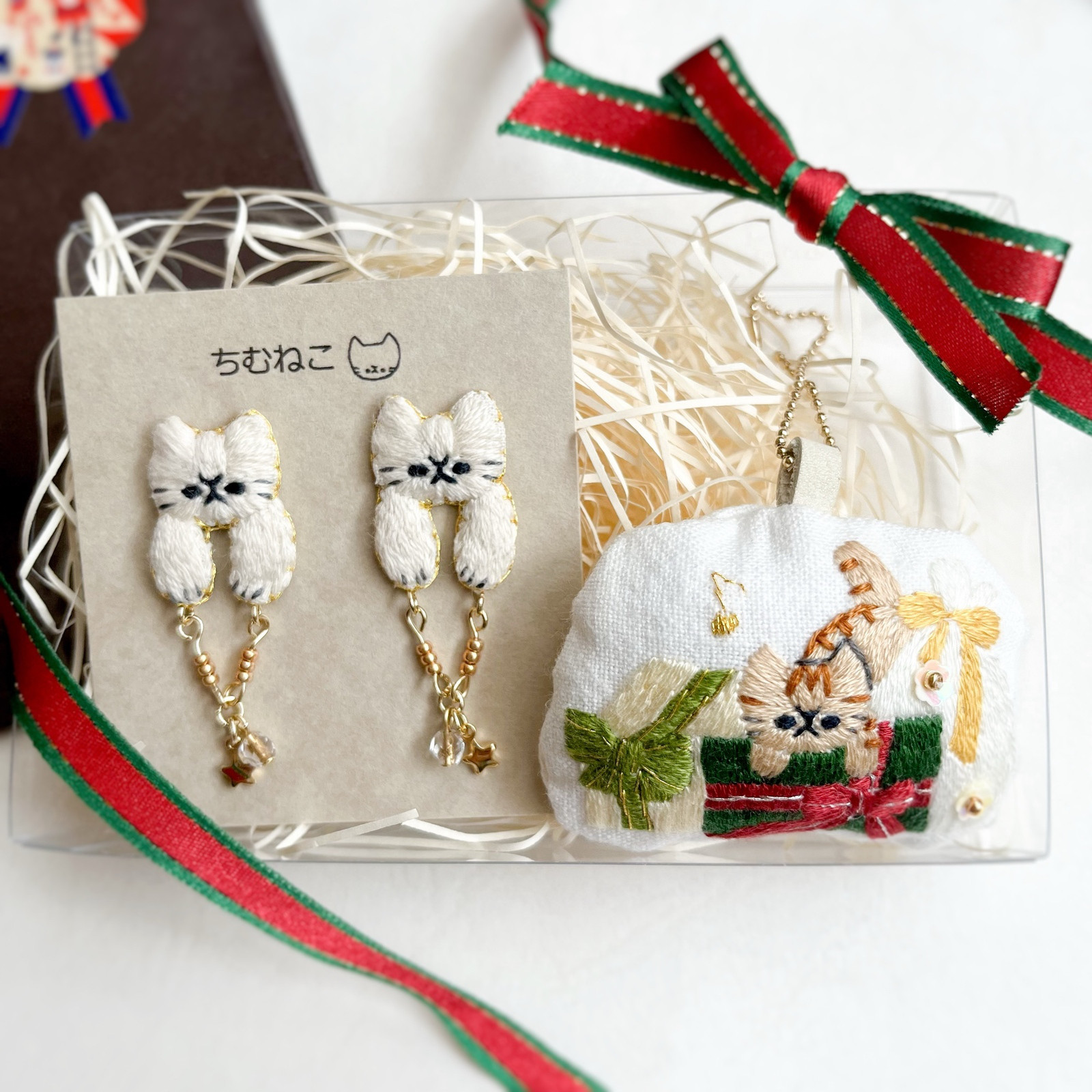 プレゼントに囲まれた猫のキーホルダーと耳飾りセット　ホリデーボックス　クリスマスギフト