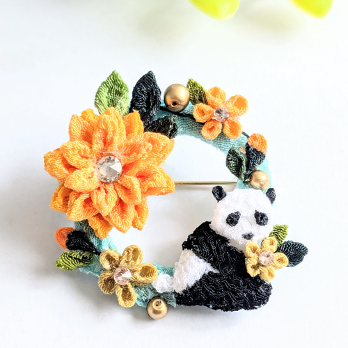 パンダちゃんとダリアのリングブローチ。つまみ細工。 ブローチ さゆう