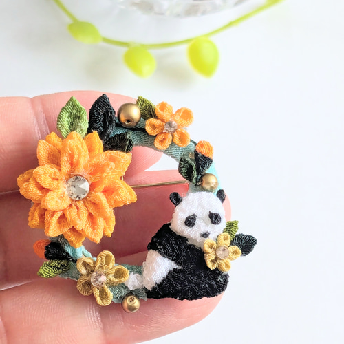 パンダちゃんとダリアのリングブローチ。つまみ細工。 ブローチ さゆう