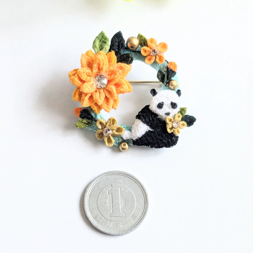 パンダちゃんとダリアのリングブローチ。つまみ細工。 ブローチ さゆう