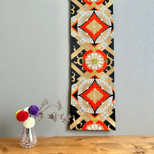 帯のタペストリー 漆黒に金色の菱形と菊花 帯 リメイク インテリア