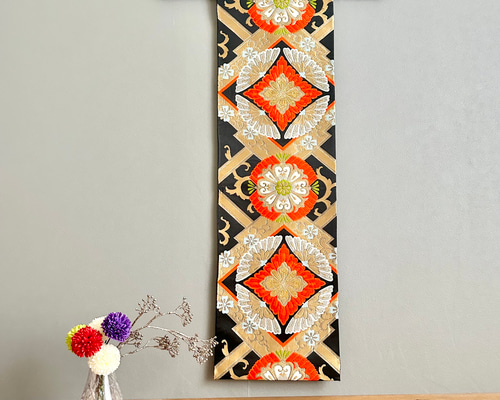 帯のタペストリー 漆黒に金色の菱形と菊花 帯 リメイク インテリア