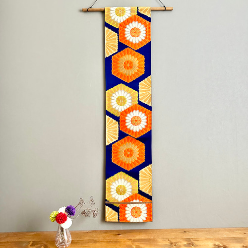 帯のタペストリー 鮮やかな青に菊の亀甲 帯 リメイク インテリア