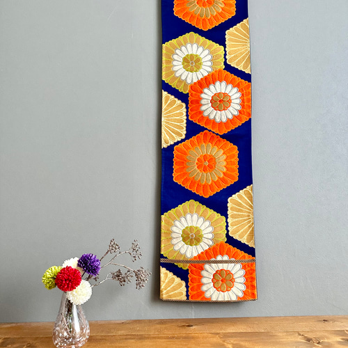 帯のタペストリー 鮮やかな青に菊の亀甲 帯 リメイク インテリア