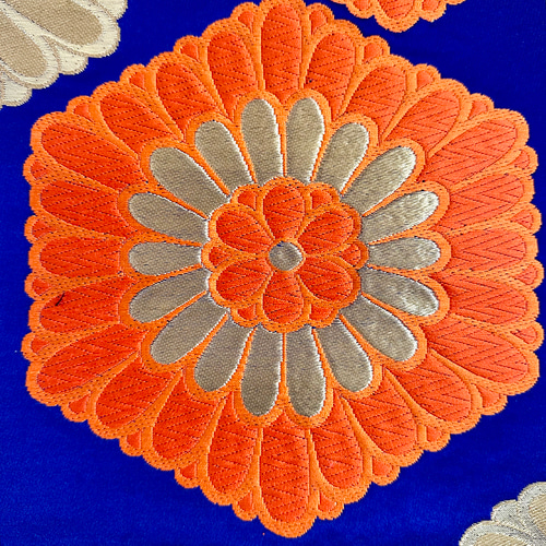 帯のタペストリー 鮮やかな青に菊の亀甲 帯 リメイク インテリア