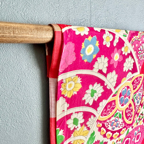 帯のタペストリー アンティーク 赤に花の扇 帯 リメイク インテリア