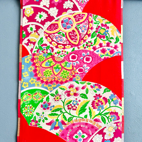 帯のタペストリー アンティーク 赤に花の扇 帯 リメイク インテリア