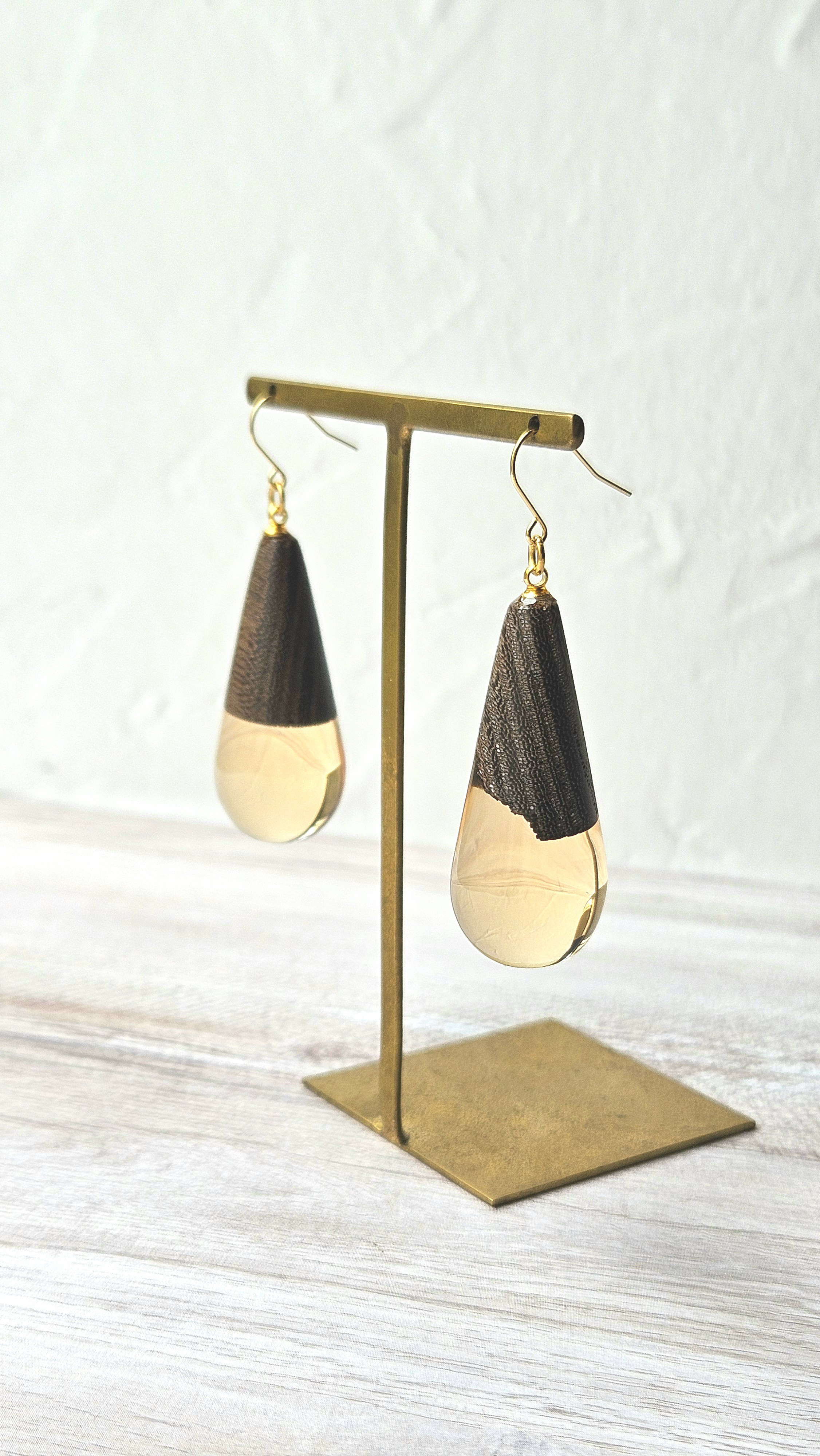 ウッドレジンピアス/イヤリング　希少天然木【神代けやき】 少し大振りな うるつや雫　透明感　こっくりカラー