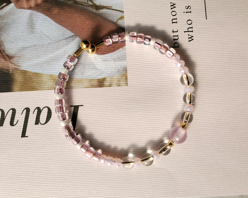 ピンクキャッツアイとガラスビーズの華奢バングル はめるだけ！簡単