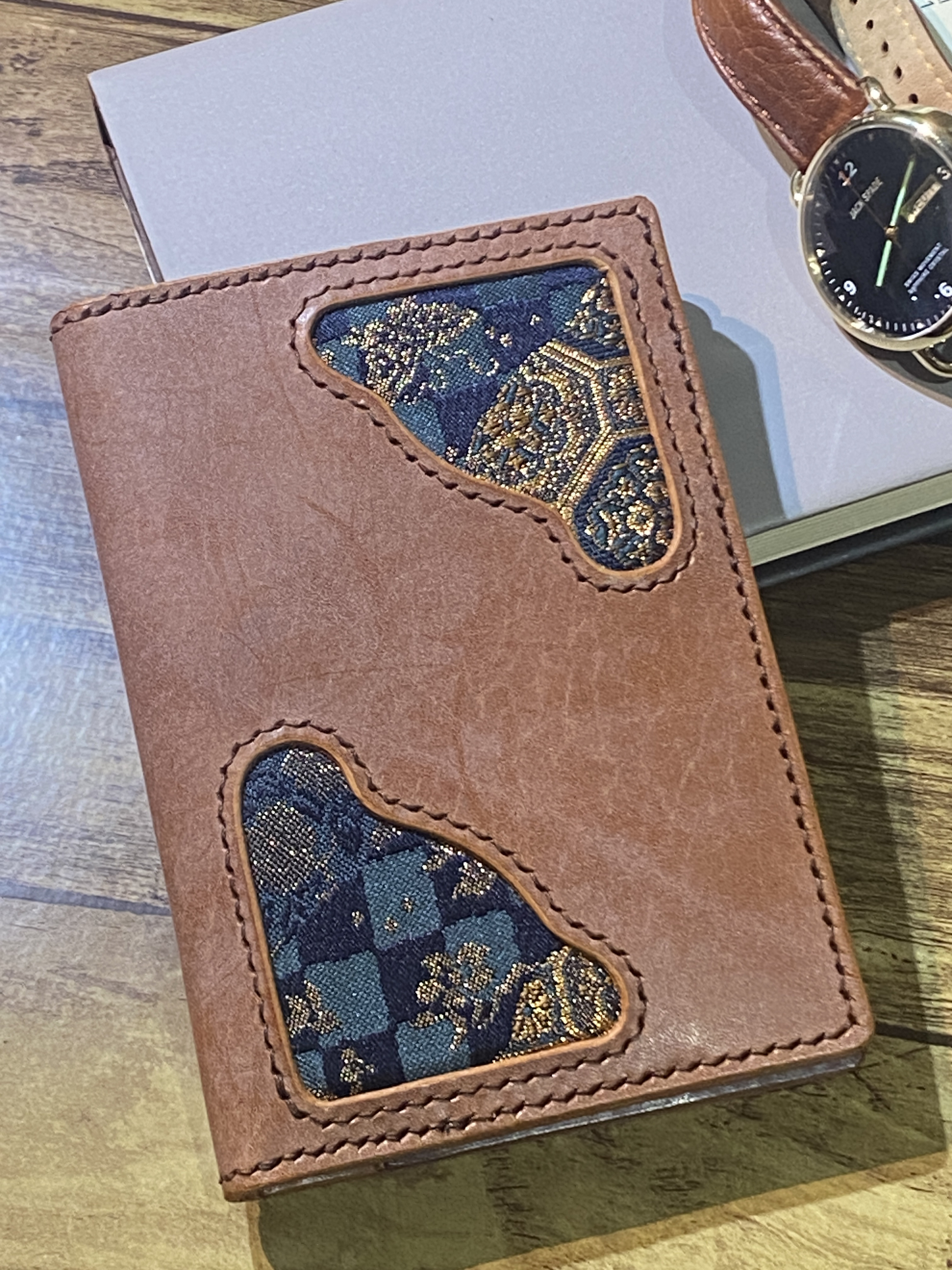 【現品限り】「日本の伝統と海外へ！」レザーと西陣織のパスポートケース