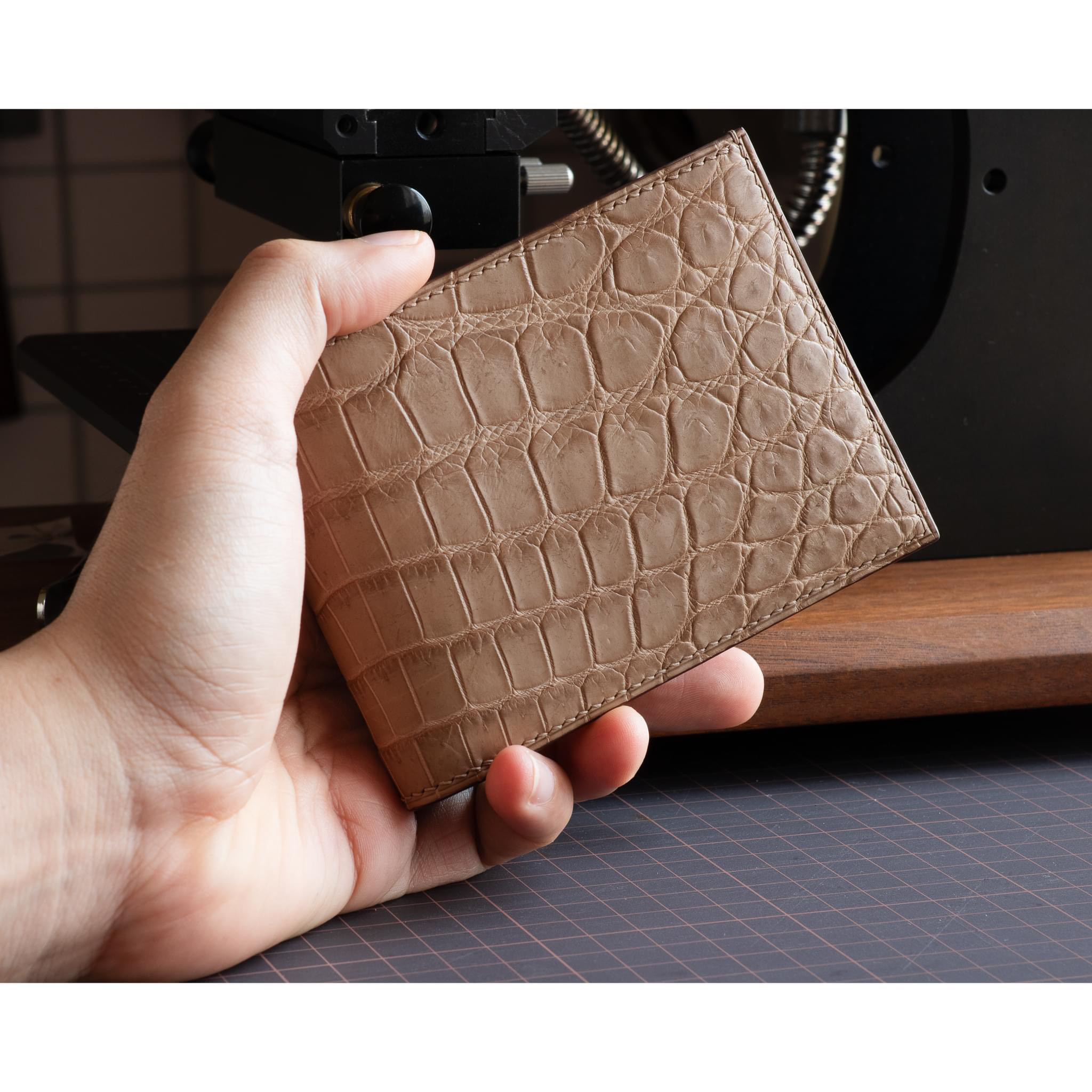 ワニ革使用２つ折り財布　手縫い商品