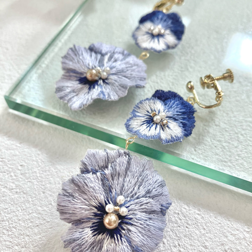 ブルーパンジーの刺繍耳飾り（イヤリング/ピアス） イヤリング