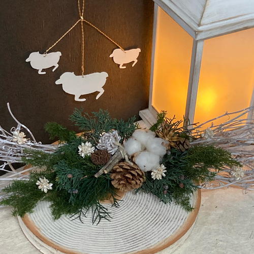 ゆらゆら揺れる羊を下げた横長のナチュラルスワッグ