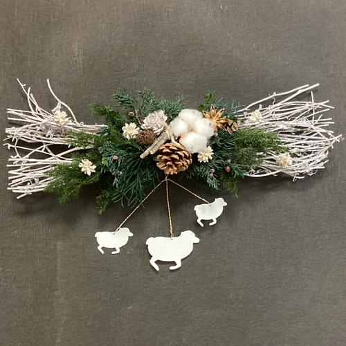 ゆらゆら揺れる羊を下げた横長のナチュラルスワッグ