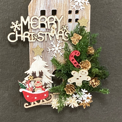 ナチュラルなChristmas treeを付けたウッドハウスボード