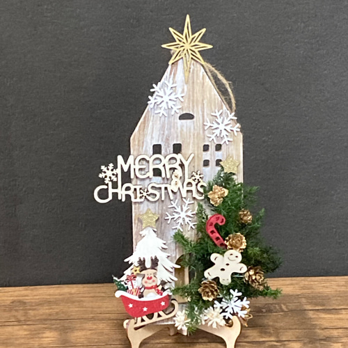ナチュラルなChristmas treeを付けたウッドハウスボード