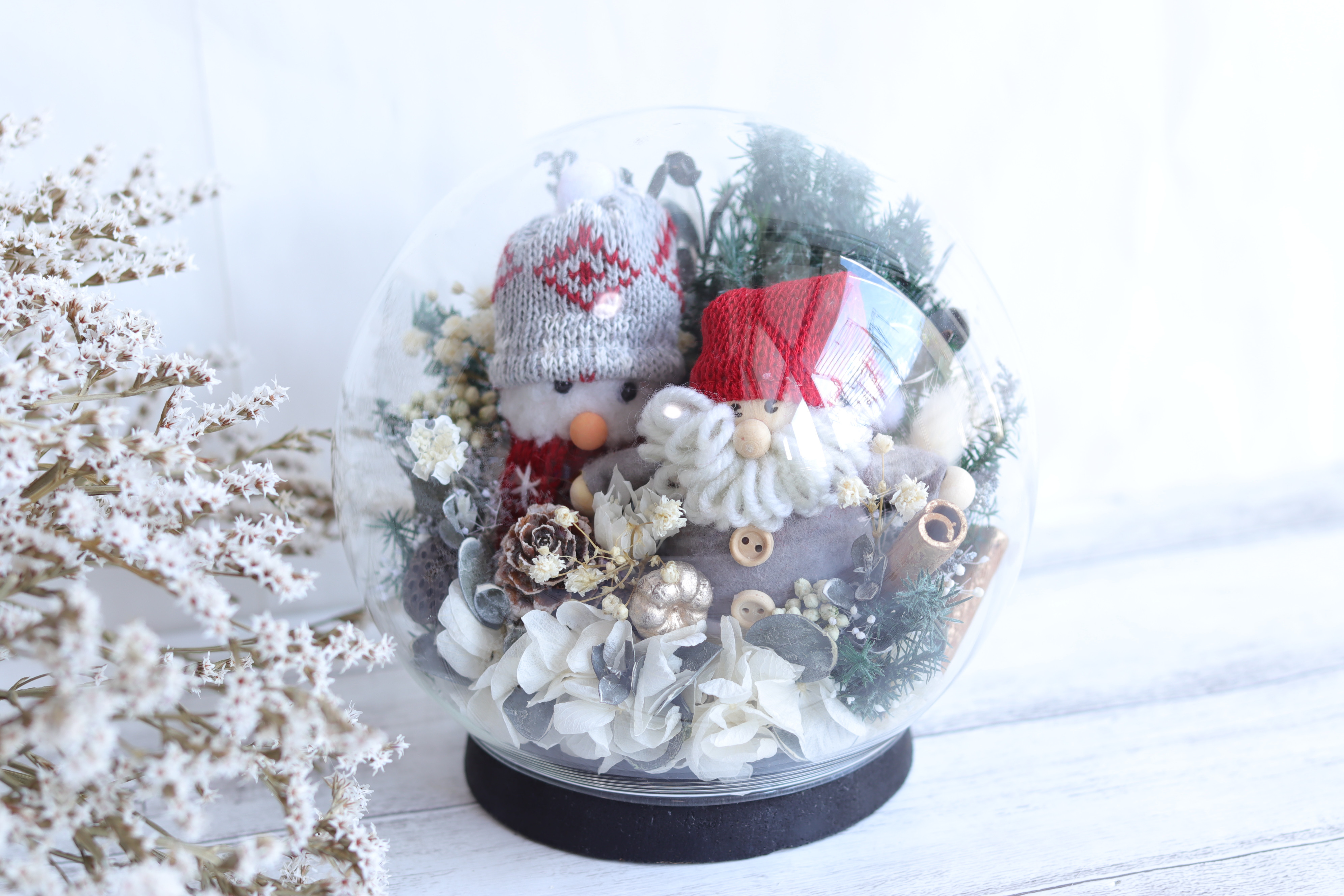 【受注製作】北欧風森の中のクリスマス＊ガラスドームＭサイズ＊サンタ&雪だるま＊プリザーブドフラワー