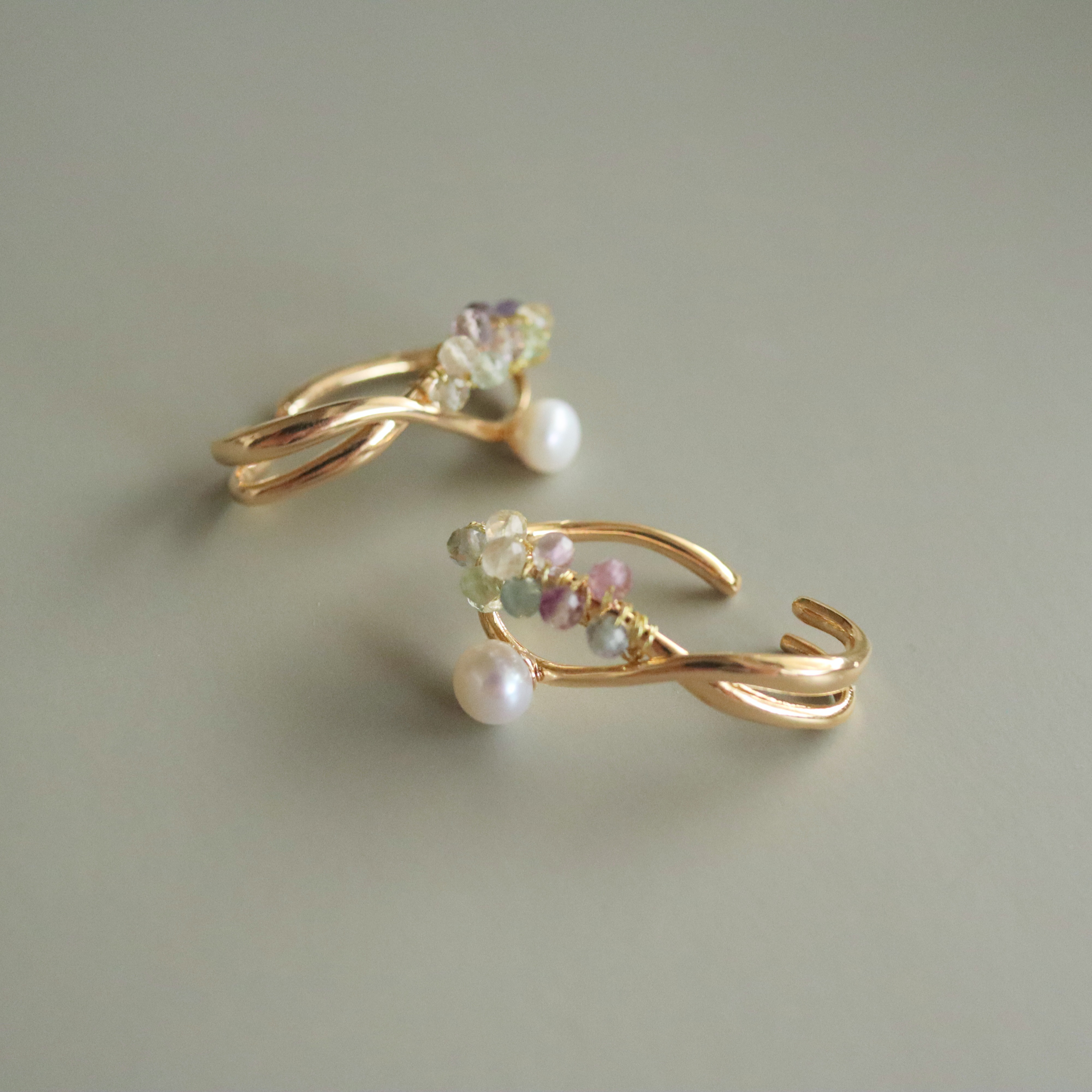 swan 天然石フローライトと淡水パールのイヤーカフ　両耳用