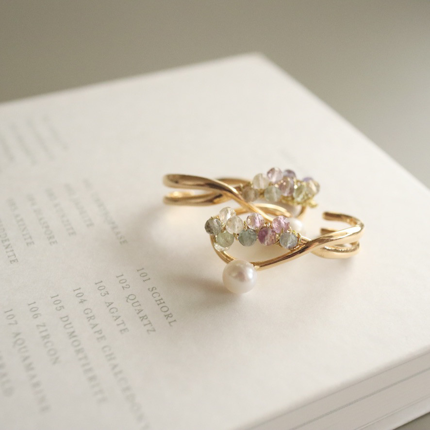 swan 天然石フローライトと淡水パールのイヤーカフ　両耳用