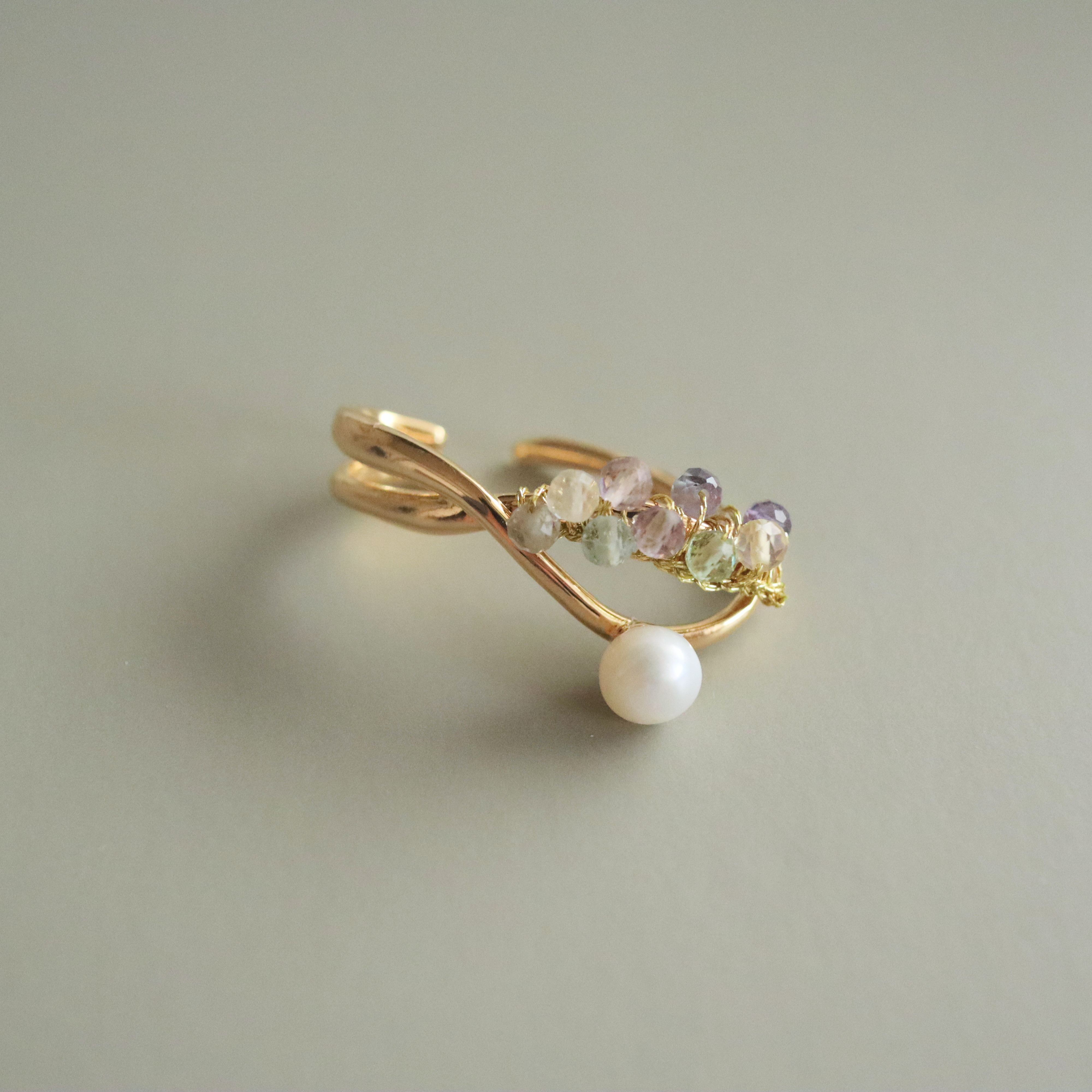 swan 天然石フローライトと淡水パールのイヤーカフ　両耳用