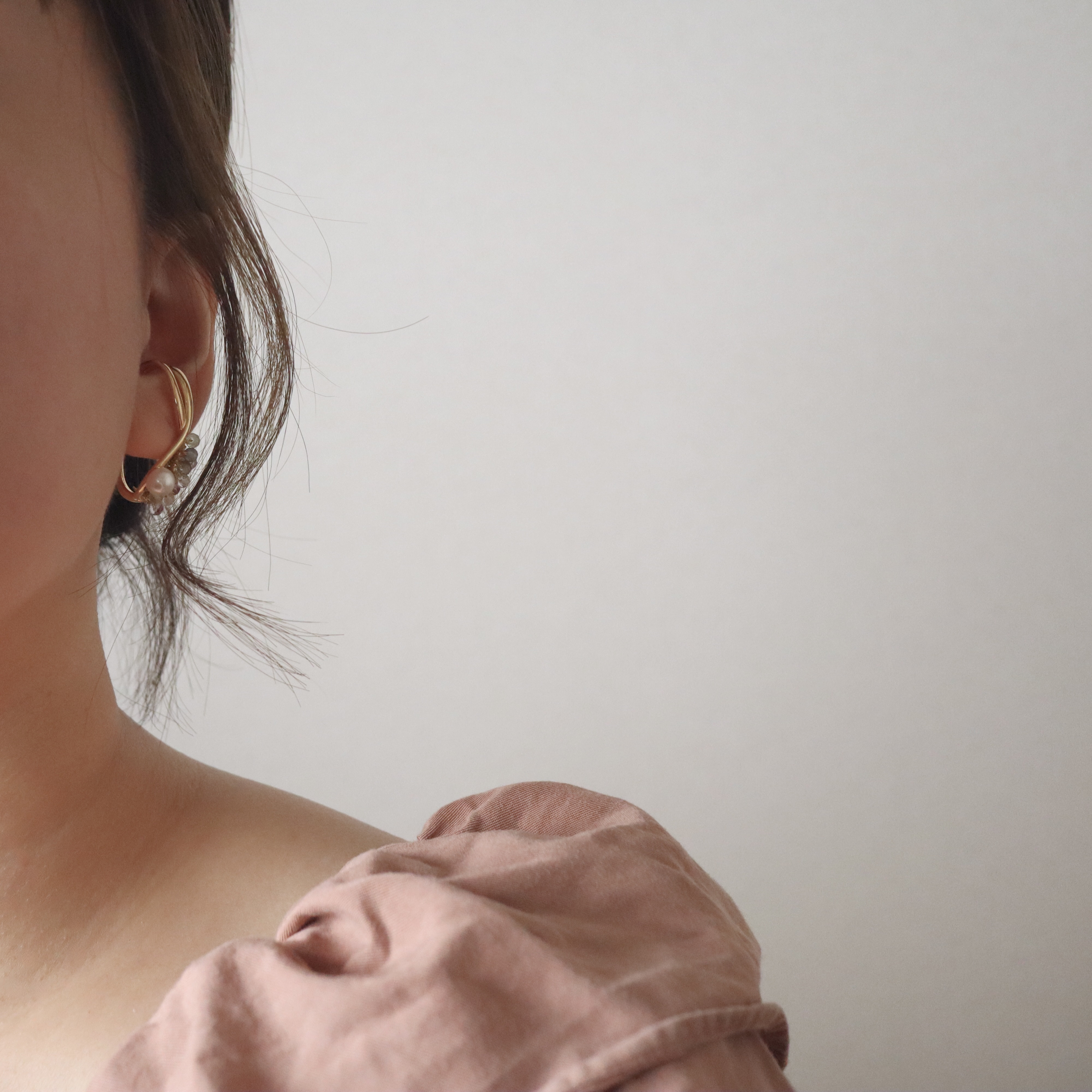 swan 天然石フローライトと淡水パールのイヤーカフ　両耳用