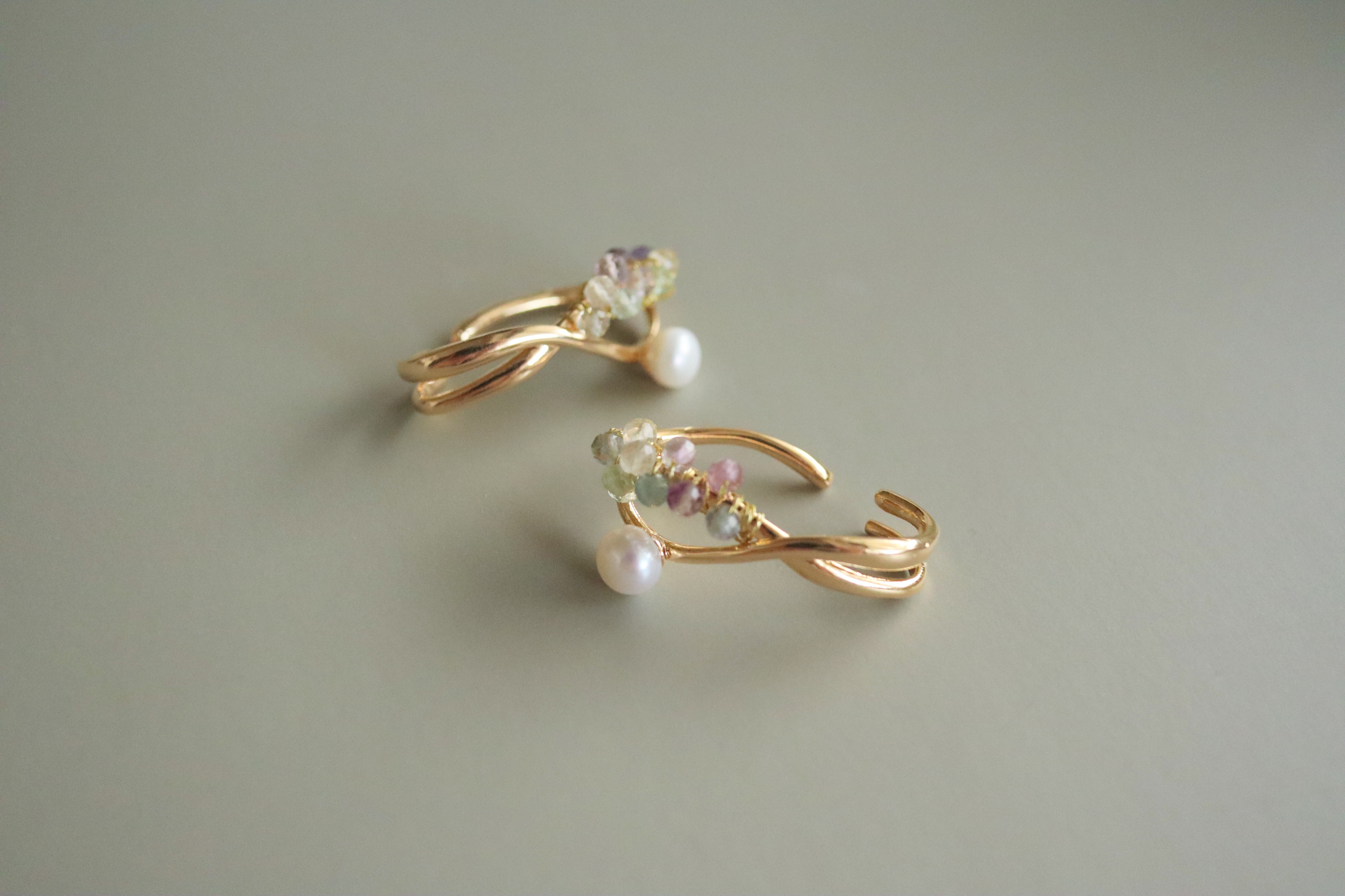 swan 天然石フローライトと淡水パールのイヤーカフ　両耳用