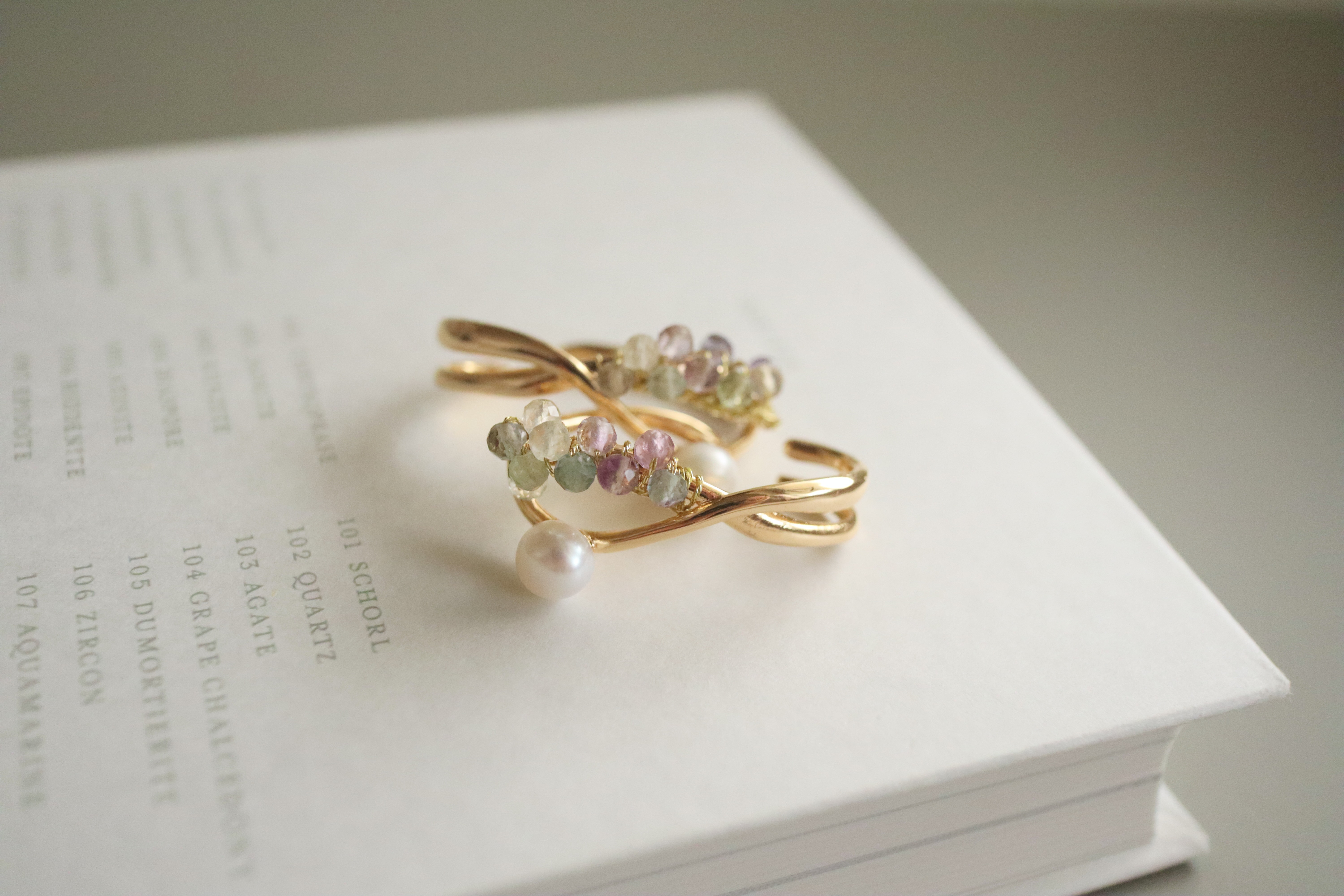 swan 天然石フローライトと淡水パールのイヤーカフ　両耳用