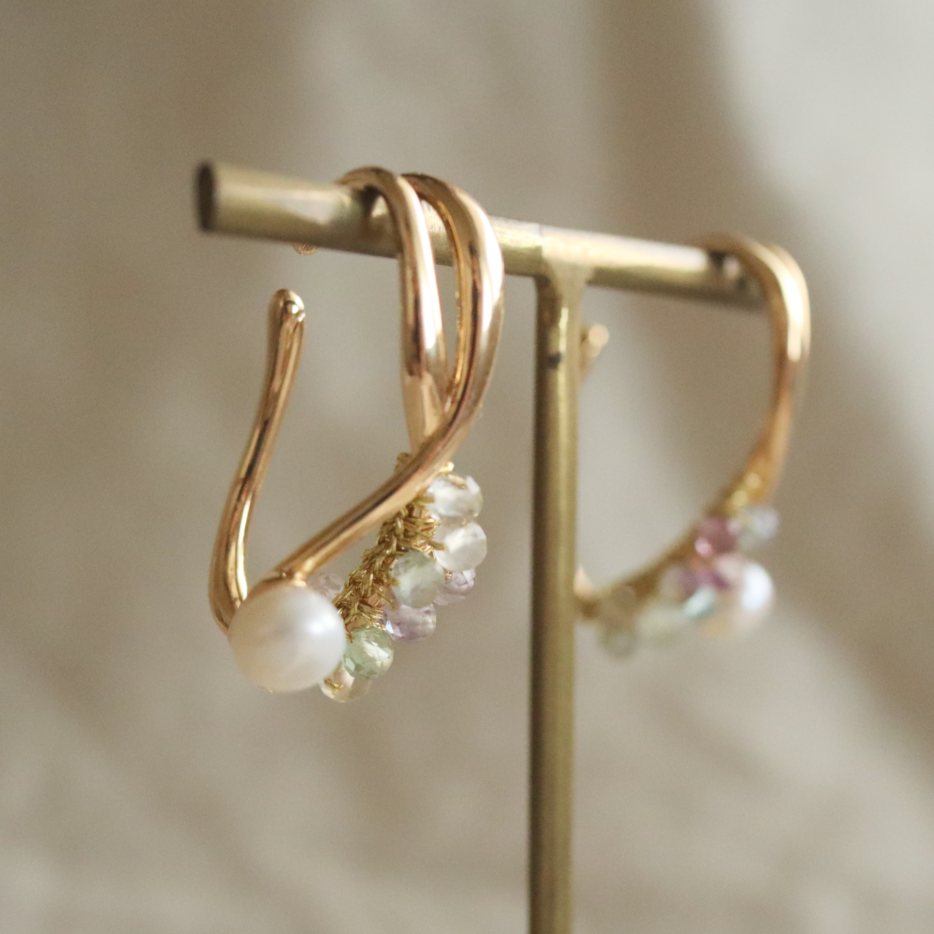 swan 天然石フローライトと淡水パールのイヤーカフ　両耳用