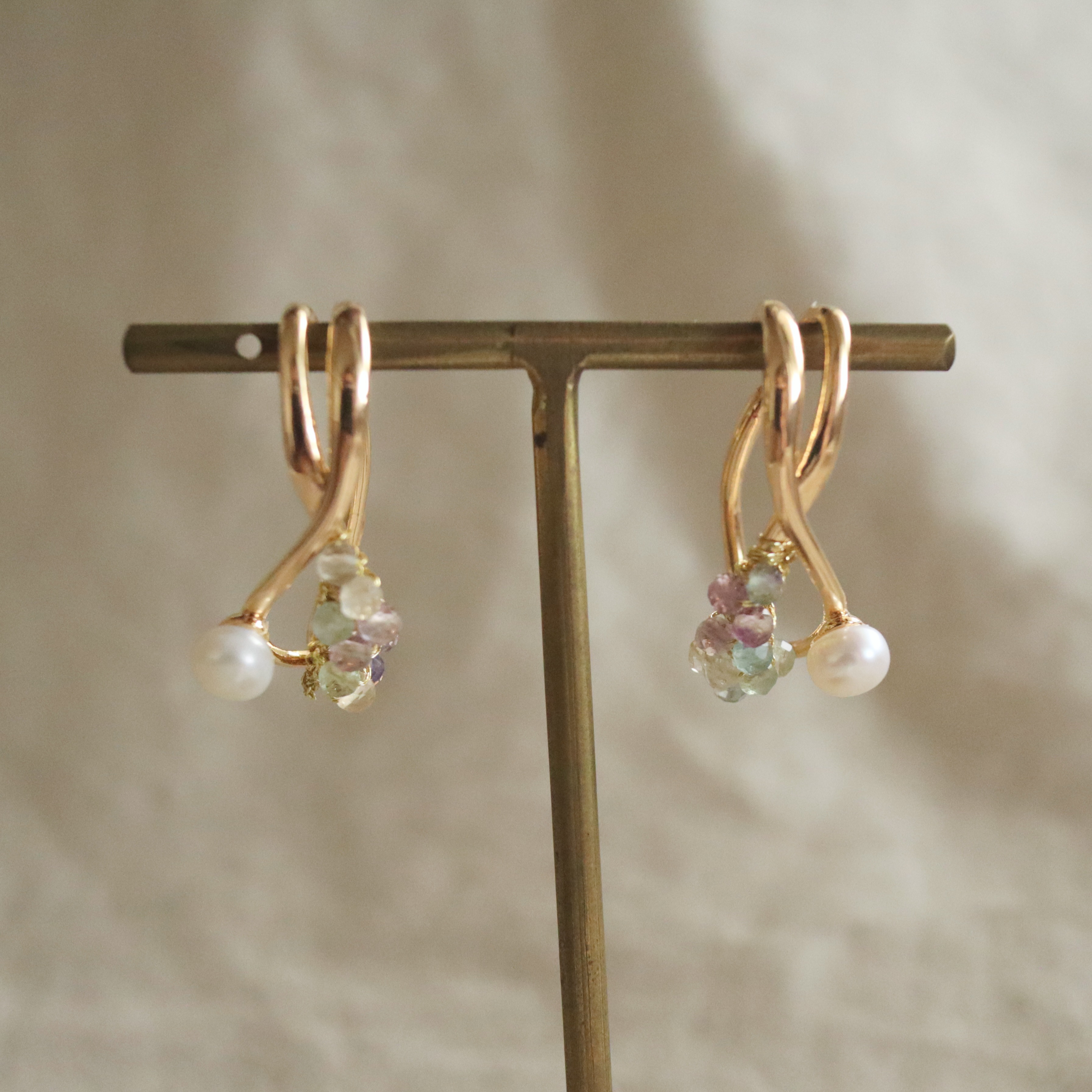 swan 天然石フローライトと淡水パールのイヤーカフ　両耳用