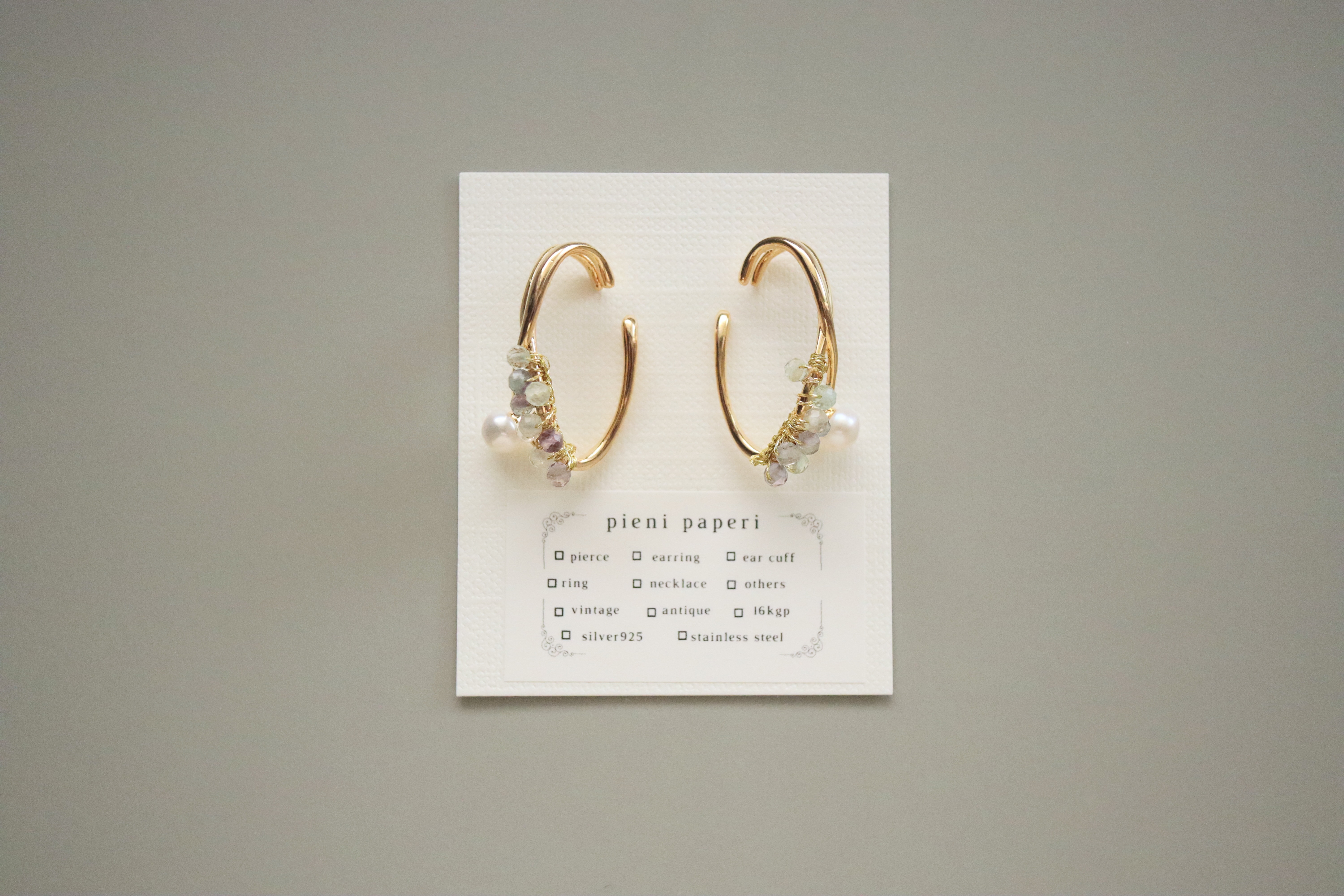 swan 天然石フローライトと淡水パールのイヤーカフ　両耳用