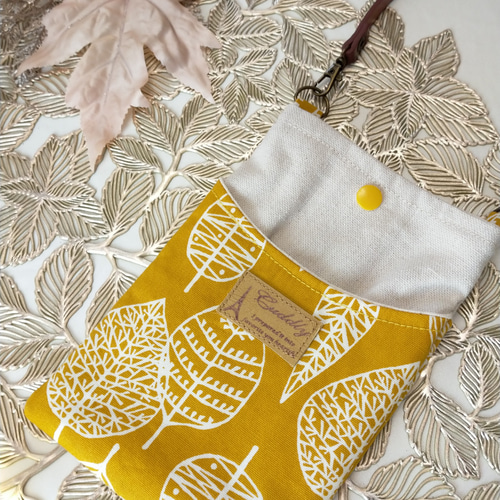送料無料！ 北欧風葉っぱのスマホショルダー ハンドメイド 北欧 植物 