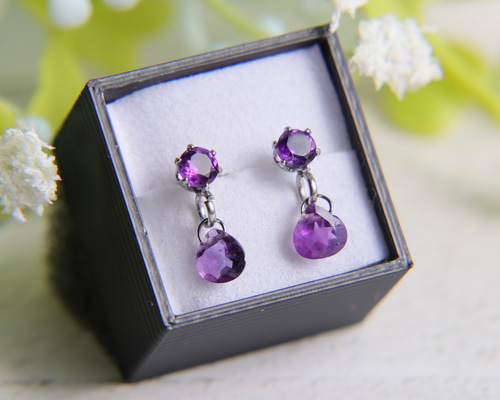 アメジストの小さな宝石ピアス ピアス（スタッド・一粒） フジムラ