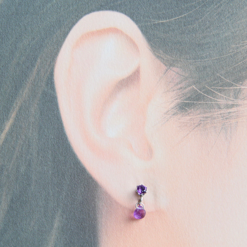 アメジストの小さな宝石ピアス ピアス（スタッド・一粒） フジムラ
